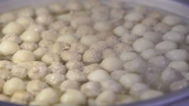 Haşlanmış domuz eti köftesi çorbasını yakın.