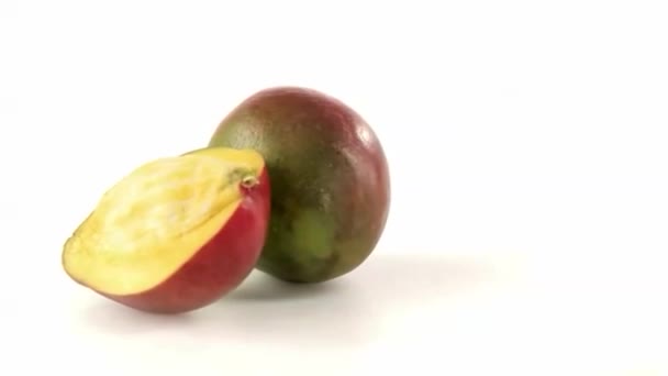 Mango Halbieren Und Scheiben Schneiden — Stockvideo