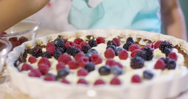 Küçük Kız Yapımı Berry Pie Bitirme — Stok video