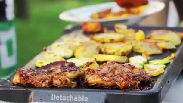 Man Grillen Worstjes Kipfilet Aardappel Ringen Buiten Tuin — Stockvideo