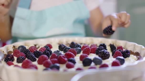 Kleines Mädchen Legt Eine Brombeere Auf Eine Torte — Stockvideo