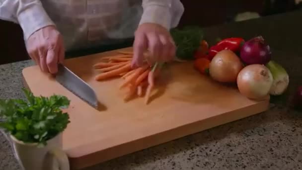Видео Человек Рубит Морковку — стоковое видео