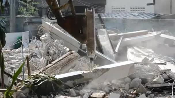 Maskin Hydraulhammare Förstöra Gamla Byggnad Byggarbetsplatsen — Stockvideo