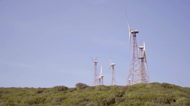 Bir Tepenin Üzerinde Rüzgar Türbinleri — Stok video