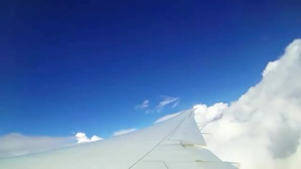 Μετακίνηση Σύννεφα Αεροπλάνο Στον Ουρανό — Αρχείο Βίντεο