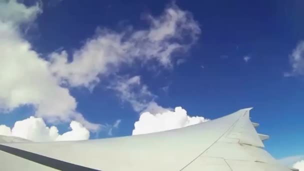 Движущиеся Облака Самолет Небе — стоковое видео