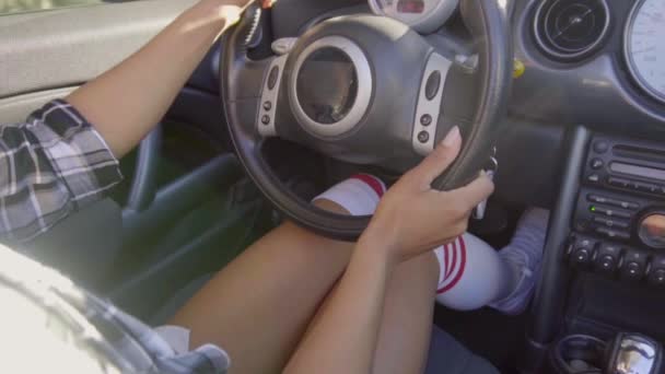 Sur Les Genoux Femme Conduisant Une Voiture — Video