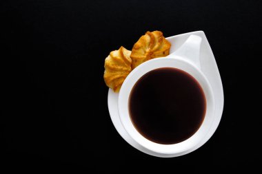 Beyaz fincan kahve siyah bir arka plan. Kopya alanı için metin minimalizm tarzı ile yakın çekim. Düz yatıyordu üstten görünüm