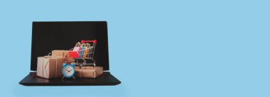 Online alışveriş / e-ticaret satış ve teslimat hizmeti kavramı, indirimler, siyah Cuma satış: alışveriş sepeti çok renkli paketleri ve laptop klavye logosuna troleybüs ile kutuları