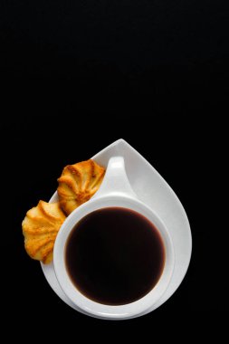 Beyaz fincan kahve siyah bir arka plan. Kopya alanı için metin minimalizm tarzı ile yakın çekim. Düz yatıyordu üstten görünüm