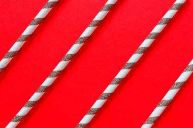 Plastik tüpler için kırmızı bir arka plan üzerinde bir kokteyl şenlikli Noel arka plan