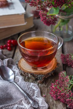 Yaşam tarzı konfor Güz. Ahşap bir masa, sonbahar yaprakları ve kabak, kavramı konfor ve iç oturma odasında çay