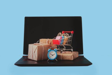 Online alışveriş / e-ticaret satış ve teslimat hizmeti kavramı, indirimler, siyah Cuma satış: alışveriş sepeti çok renkli paketleri ve laptop klavye logosuna troleybüs ile kutuları