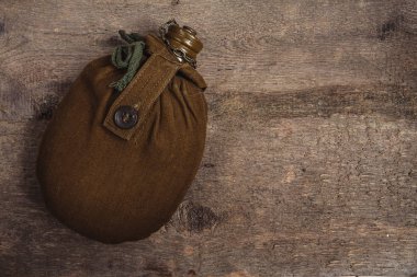 Eski ordu flask, kopya alanı, düz ahşap zemin üzerine askeri üniforma yatıyordu üstten görünüm