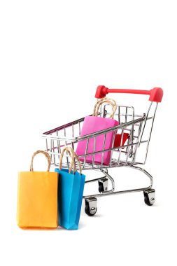 Online shoppionline alışveriş / e-ticaret satış ve teslimat hizmeti kavramı, indirimler, siyah Cuma satış: alışveriş sepeti çok renkli paketleri ve beyaz arka plan üzerinde troleybüs logolu kutuları,