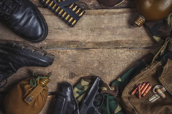 Askeri Askeri Üniforma Silah Tabanca Kılıfı Tabanca Şişesi Çizmeler Ahşap — Stok fotoğraf