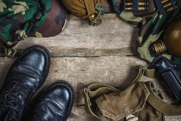 Στρατός Στρατιωτική Στολή Θήκη Πιστόλι Όπλο Φιάλη Μπότες Ξύλινο Υπόβαθρο — Φωτογραφία Αρχείου