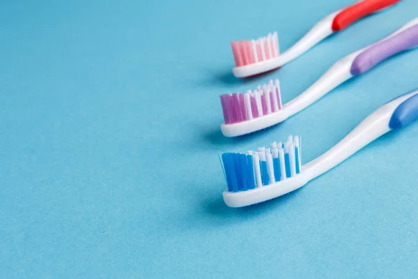 Концепція Стоматологічного Здоров Три Різнокольорові Зубні Щітки Зубна Паста Синьому — стокове фото