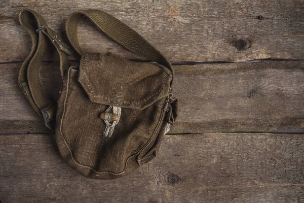 Antiguo Bolso Del Ejército Uniforme Militar Sobre Fondo Madera Con — Foto de Stock