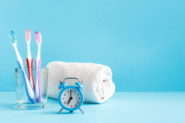 Healthy Teeth Toothbrushes Glass Toothpaste Bath Towel Table Bathroom Blue — Stock Photo, Image
