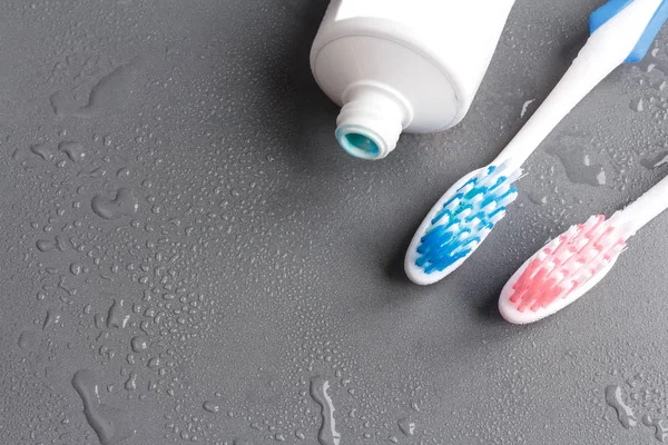 Zahngesundheit Konzept Zwei Zahnbürsten Rot Und Blau Und Zahnpasta Auf — Stockfoto