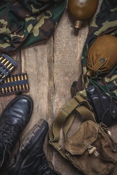 Armádní Vojenské Uniformě Zbraň Pouzdro Pistole Baňky Boty Dřevěné Pozadí — Stock fotografie
