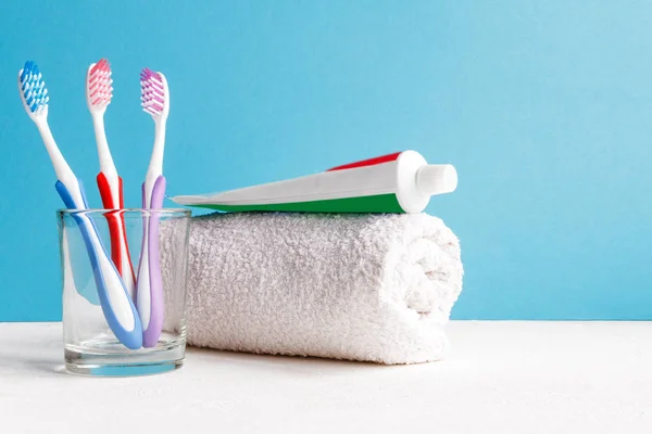 Gesunde Zähne Zahnbürsten Einem Glas Und Zahnpasta Und Badetuch Auf — Stockfoto