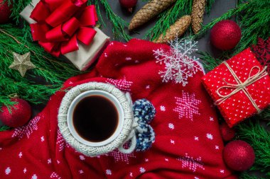 kahve masada Noel süsleri 