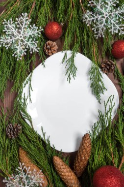 Tabak, çatal bıçak ve süslemeleri ile Noel tablo ayarı 