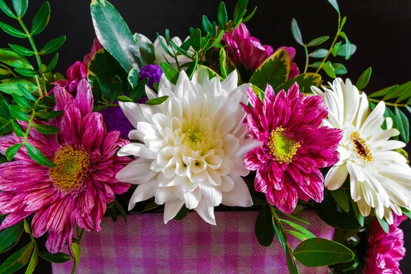 Verschillende Samenstelling Van Bloemen Als Achtergrond — Stockfoto