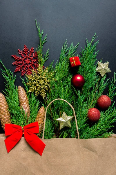 纸包装包装与松木松树枝和圣诞装饰品设计 节日购物的概念 — 图库照片