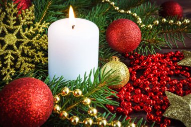 Neşeli Noel süslemeleri ile yanan mum yakın çekim 