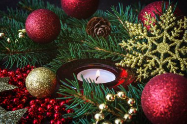 Neşeli Noel süslemeleri ile yanan mum yakın çekim 