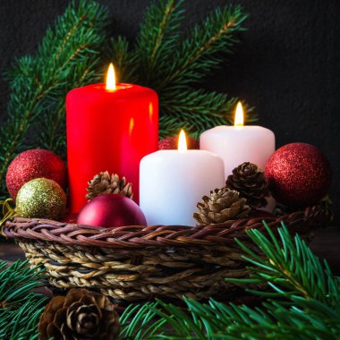 Çamın dalları ile yeni yıl bileşiminde yanan mumlar
