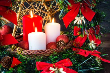 Festival süslemeleri ile yeni yıl bileşiminde yanan mumlar