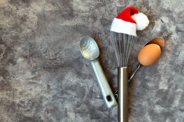 Noel Baba şapkası, kaşık ve yumurta çırpma teli ile yemek pişirmek için Araçlar