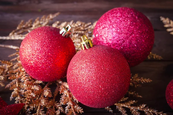 Bolas Rojas Navidad Composición Festiva Sobre Mesa Madera — Foto de Stock