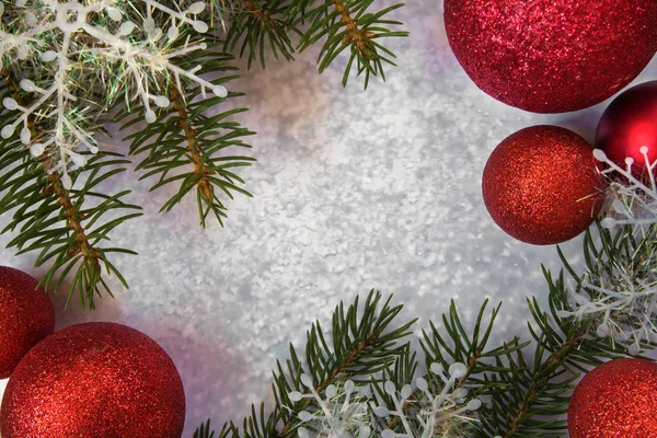 圣诞装饰球与松树分枝 — 图库照片