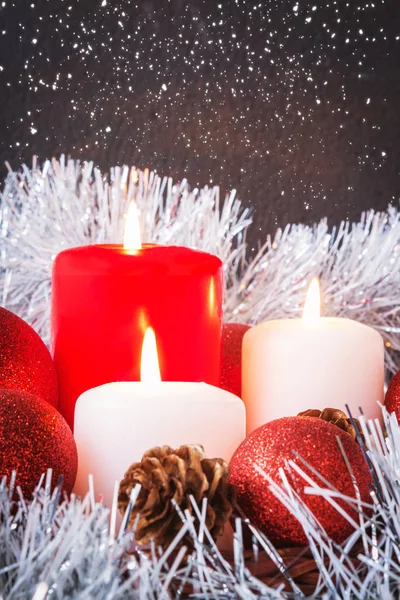 Brandende Kaarsen Met Feestelijke Kerstversiering — Stockfoto