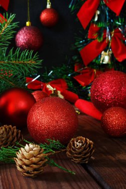 Noel kompozisyon mumlar, top şenlikli dekorasyon tatil yeni yıl için