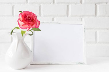 Pembe gül beyaz arka plan üzerinde fotoğraf çerçevesi yakın çekim