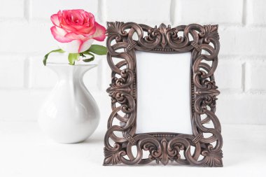 Pembe gül beyaz arka plan üzerinde fotoğraf çerçevesi yakın çekim