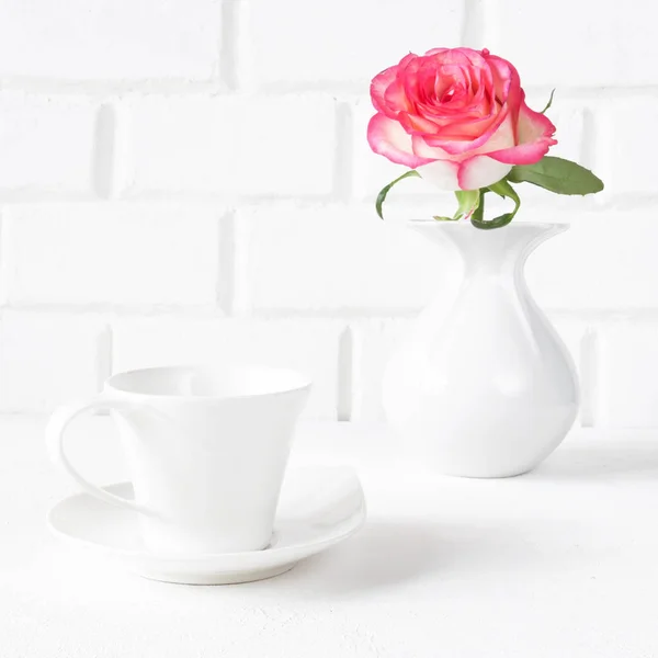 Bílý Hrnek Růžové Růže Váze Stole — Stock fotografie