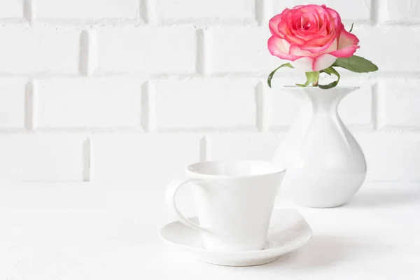 Bílý Hrnek Růžové Růže Váze Stole — Stock fotografie