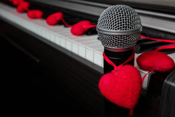 Mikrofon Klavír Dekorace Girlanda Srdce — Stock fotografie