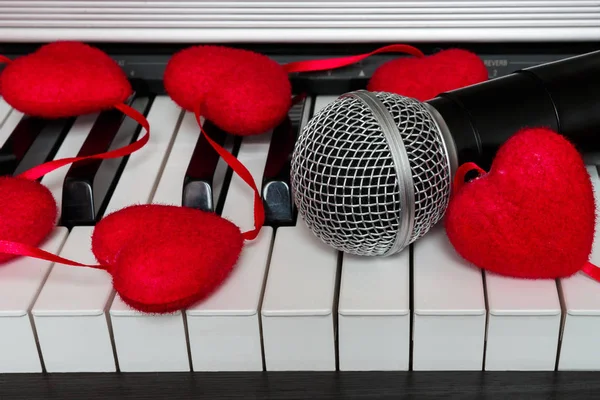 Mikrofon Und Klavier Mit Dekorationsgirlanden Aus Herzen — Stockfoto
