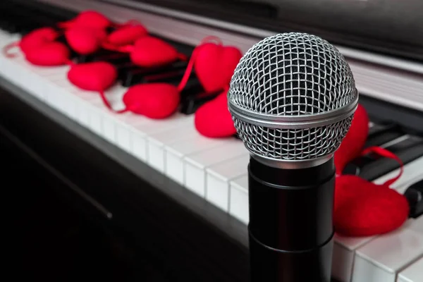 Mikrofon Und Klavier Mit Dekorationsgirlanden Aus Herzen — Stockfoto
