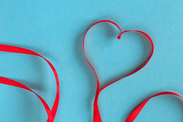 Primer Plano Del Corazón Rojo Cinta Sobre Fondo Azul — Foto de Stock