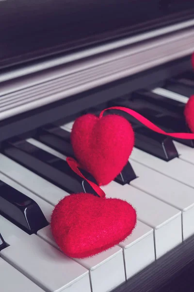 Piano Con Guirnalda Decoración Corazones Rojos — Foto de Stock