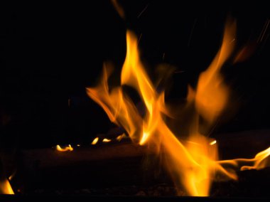 Gerçek Yangın hattı alevler siyah arka plan üzerine.